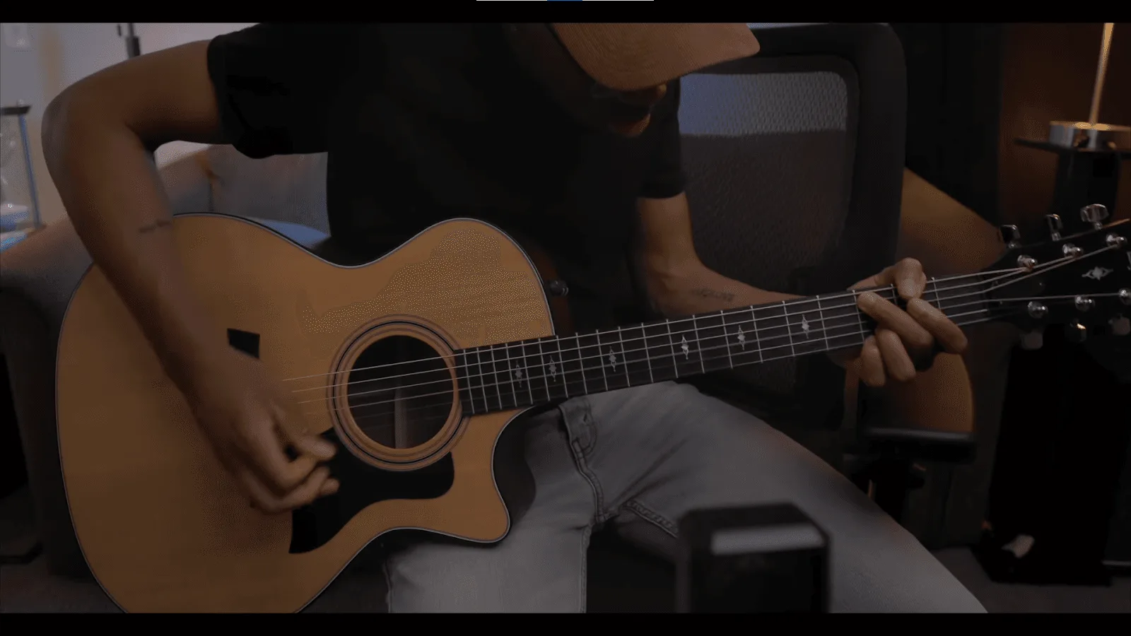 Cutaway guitar